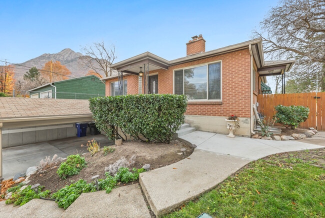 Building Photo - 2576 E Wren Rd