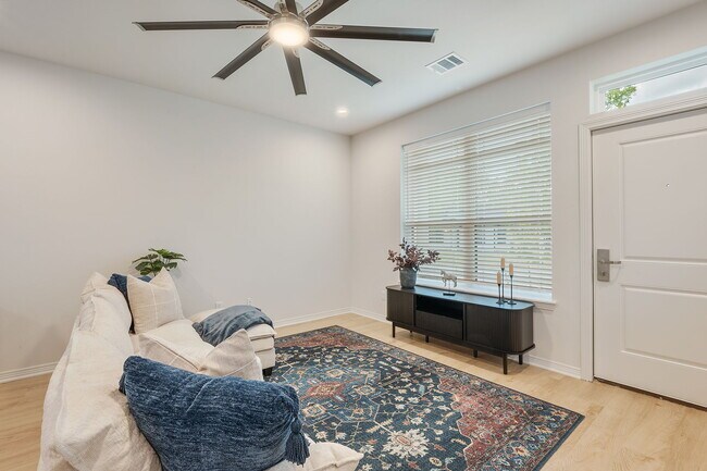 Photo - 208 Richards St