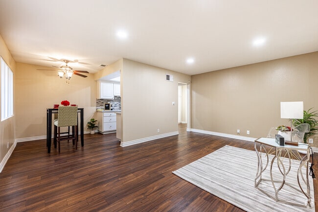 1BR, 1 BA - 710SF - Dining Room