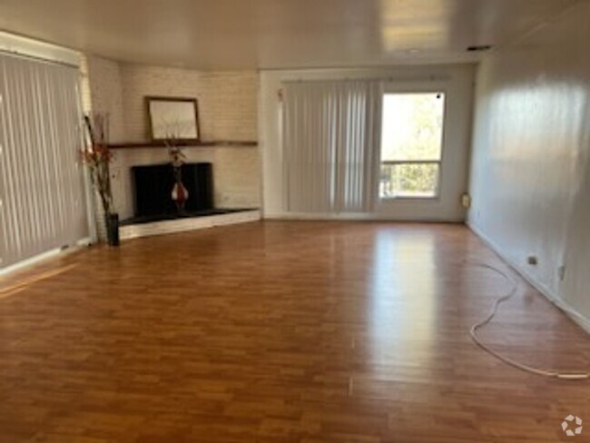 Building Photo - 2 Bedroom 1 Bath Duplex for Rent with Util... Rental