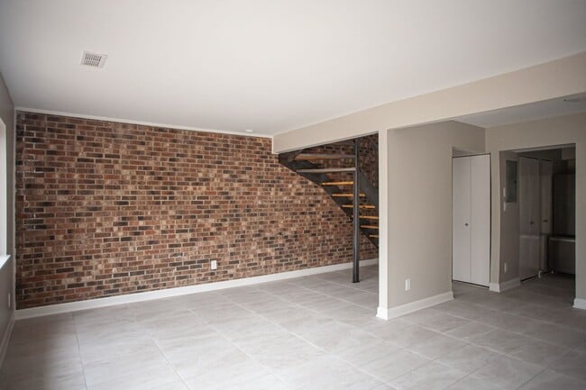 Building Photo - A Beautifully Renovated Modern Townhome!