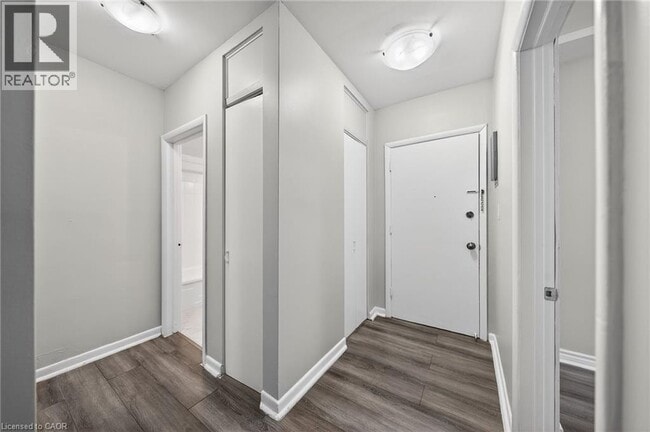 Photo - 237 Mohawk Rd E Unit 5