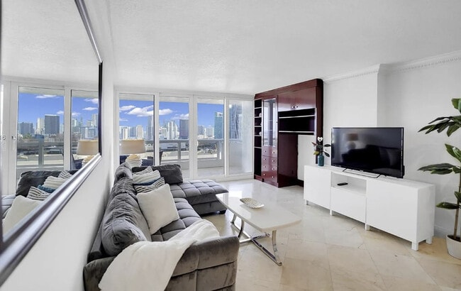 Building Photo - 1717 N Bayshore Dr Rental