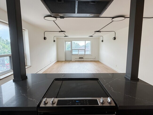 420 Eglinton Ave E Unit 402