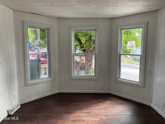 Photo - 629 Lang St