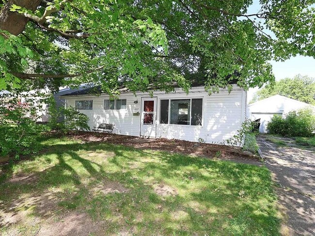 Building Photo - 4027 Woodvale Dr