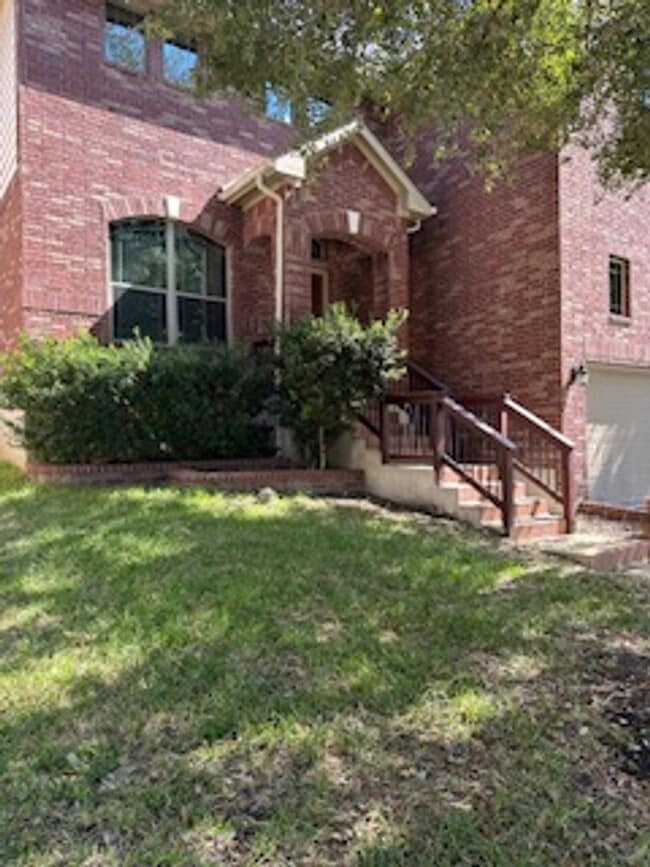 Building Photo - Move In Ready - Stunning 4 bd/2.5 Located ...
