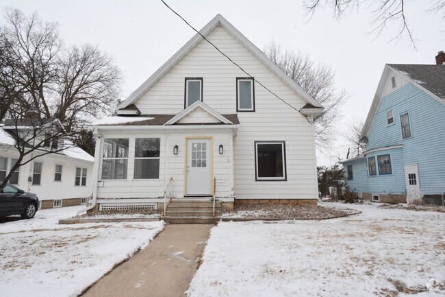 Building Photo - Huge, classic 2-story just outside of down... Rental