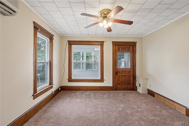 Photo - 115 W 1st St S