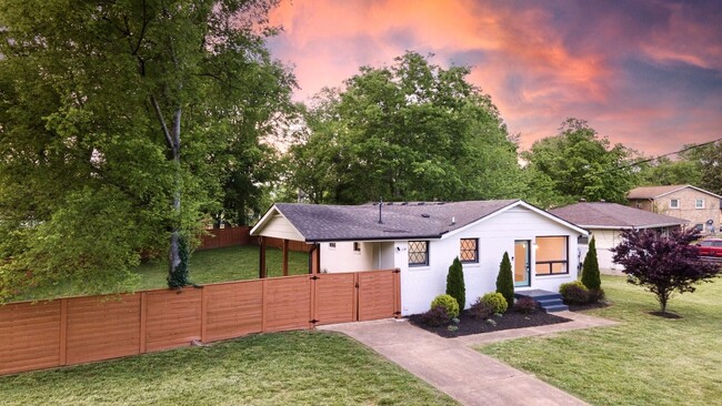 **ABSOLUTELY STUNNING TOP-TO-BOTTOM RENOVA... - **ABSOLUTELY STUNNING TOP-TO-BOTTOM RENOVA... House