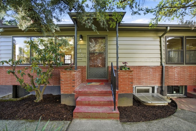 Building Photo - 5845 NE 30th Ave Unit 5845 NE 30th Ave