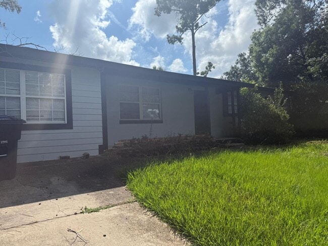 Building Photo - 423 Fairbanks Dr Rental