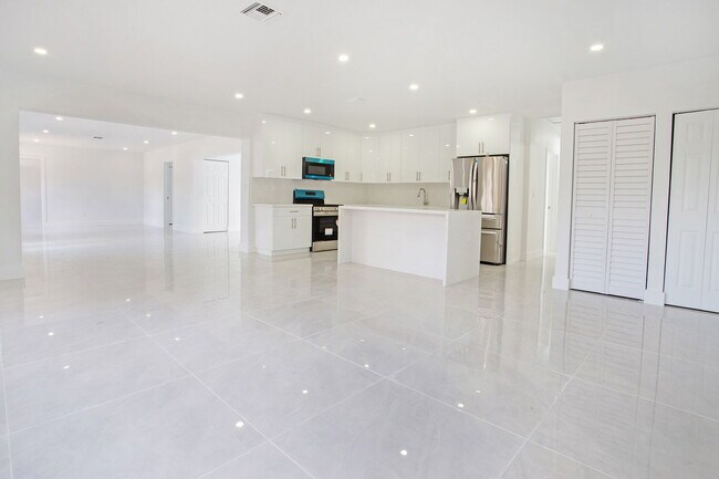 Photo - 17600 NE 2nd Ct