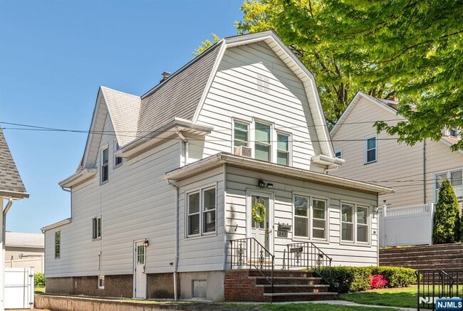Building Photo - 247 Fern Ave