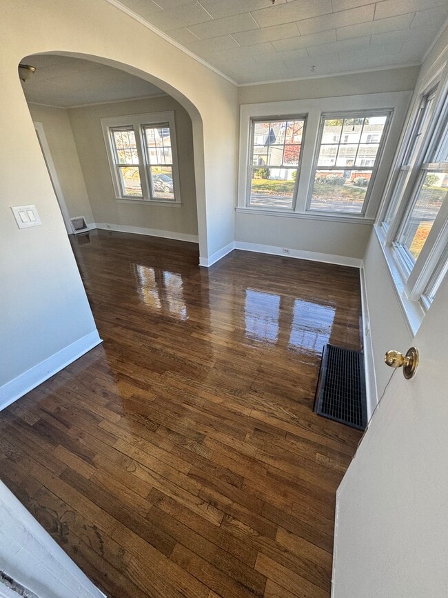 Building Photo - 331 Winfield Ter Unit 1st Floor