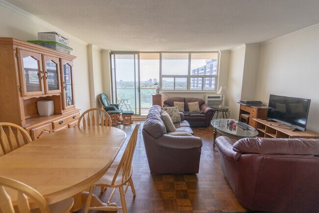 Photo - 5949-5949 Yonge St