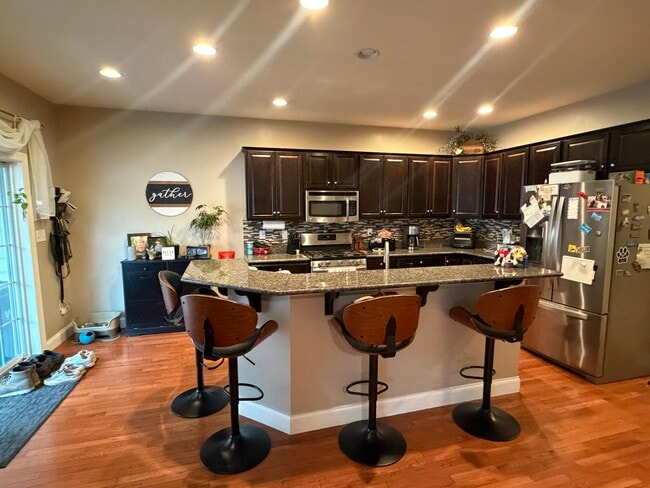 10 Jamestown Sq