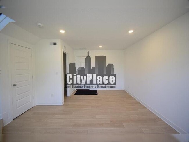 Photo - 6574 Halsey St