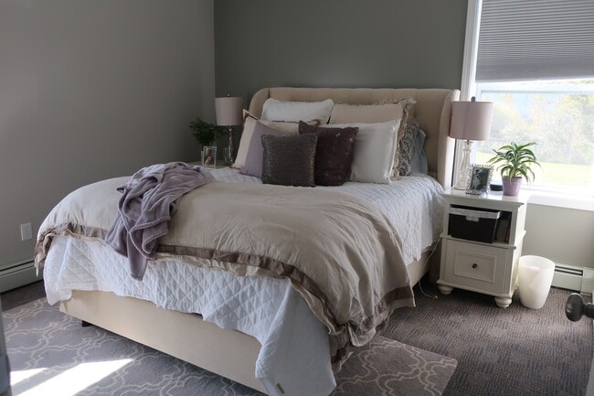 Bedroom - Walnut Knoll Apartments