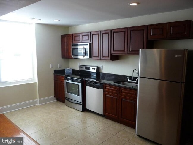 Building Photo - 661 N 33rd St Unit 2