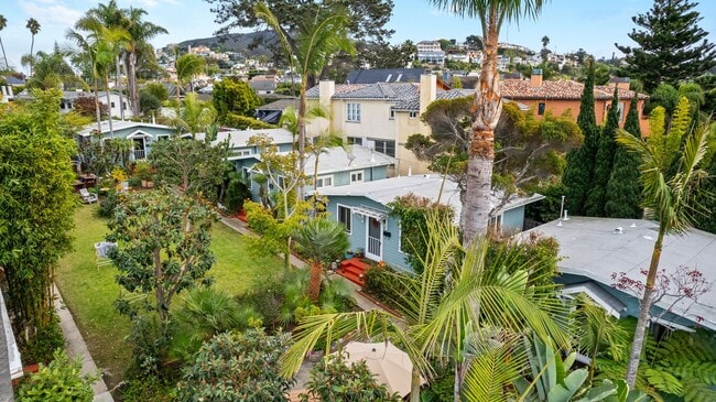 Building Photo - Beautiful Vintage Cottage in La Jolla with Onsite Laundry! Unit 7783