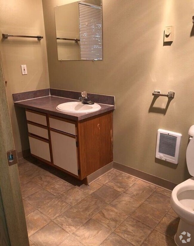 Building Photo - Large 2 bed 1.5bath townhouse with Garage Unit 12069C