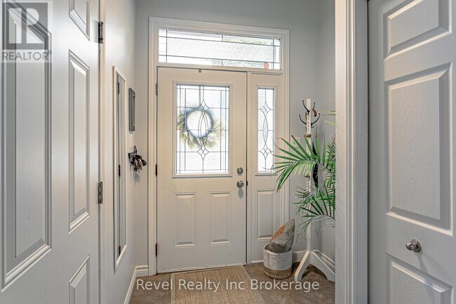 Photo - 107 King St E