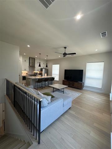 Photo - 128 Gdn Ct W