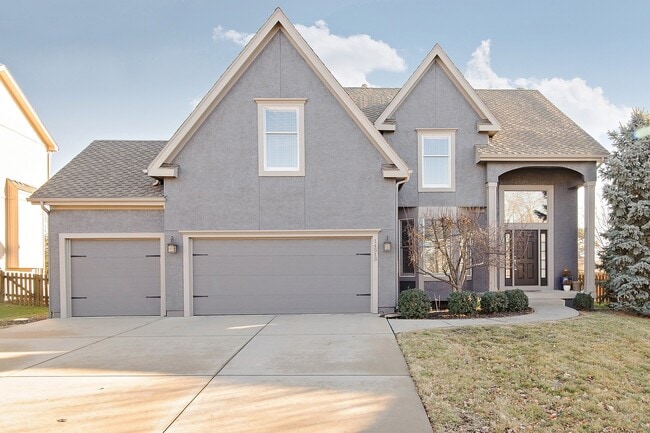 Building Photo - Gorgeous 4 Bedroom home in Blue Valley Schools