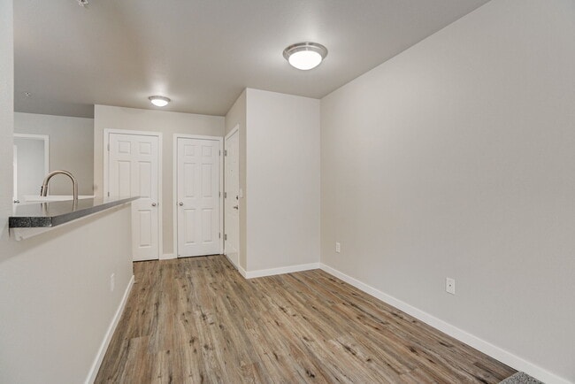 Mejora de habitación con 3 camas y 2 baños - Legacy Oaks Apartments