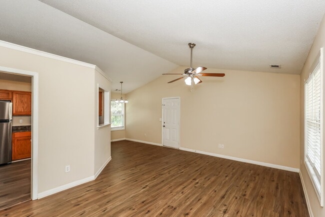 Photo - 43 Thorn Thicket Way