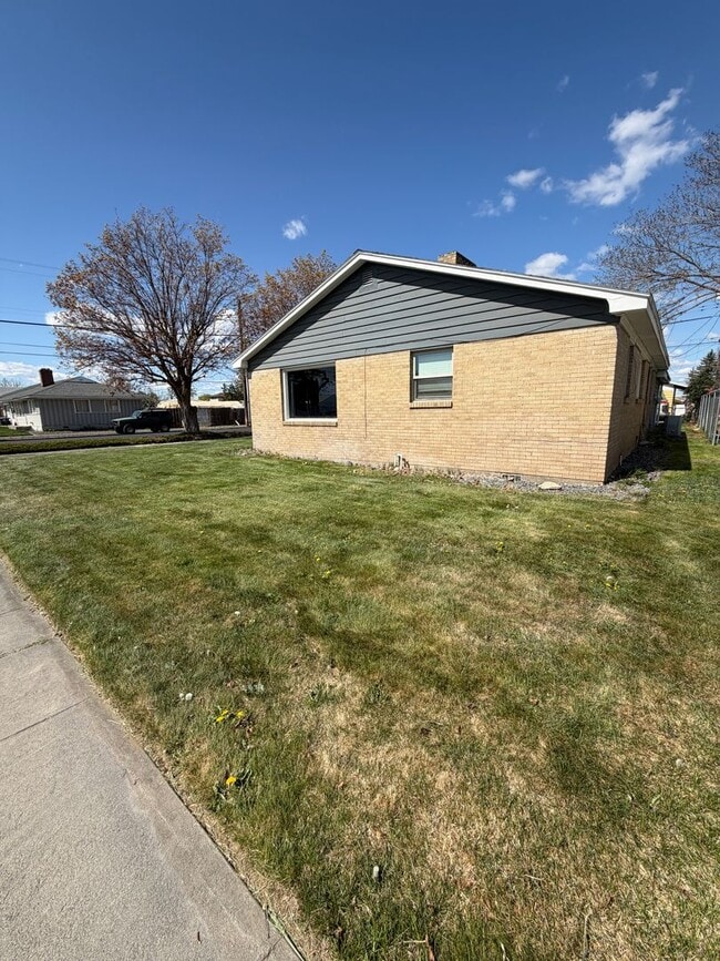 Photo - Corner Home In Lakeview Terrace