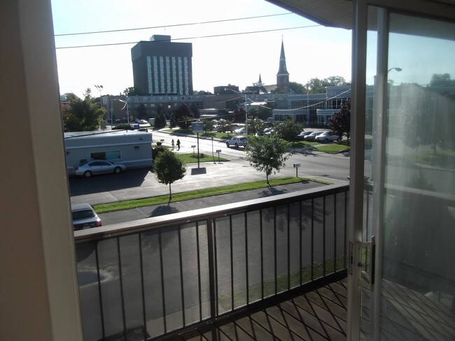 So close to Downtown - 150 Clinton St