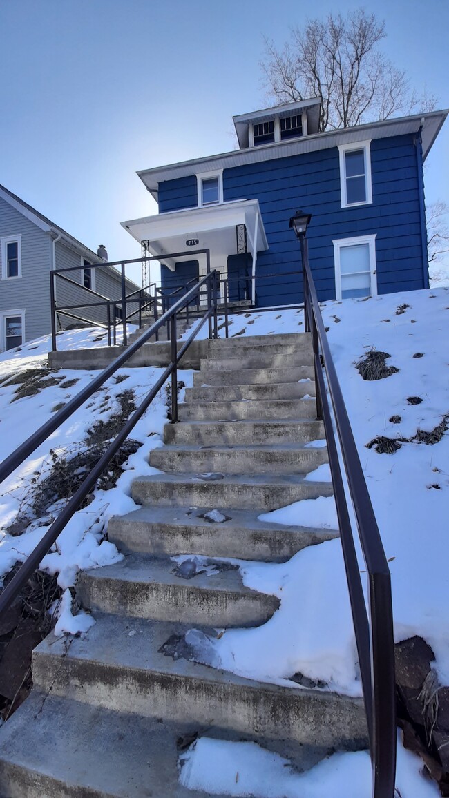 New cement stairway with safe and sturdy metal railing - 715 W 6th St Apartamentos Unidad 3