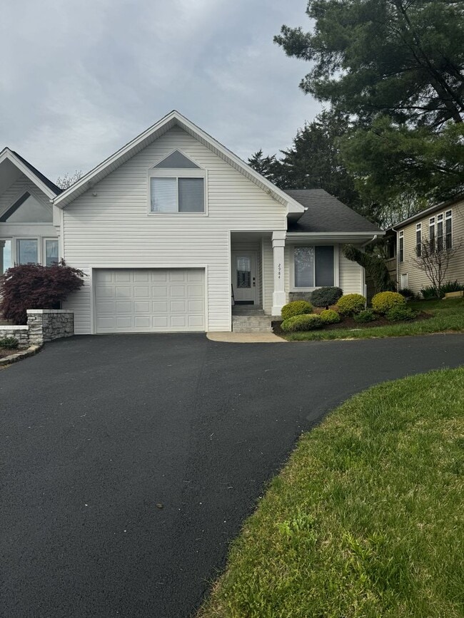 Building Photo - Spacious Duplex in Rockingham County