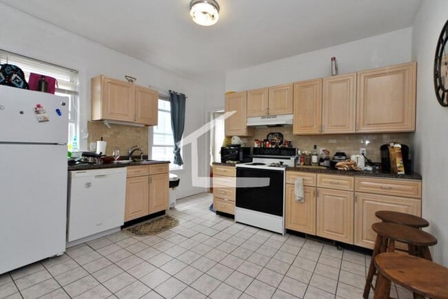 Building Photo - Bright three bed..... Sept 1st!