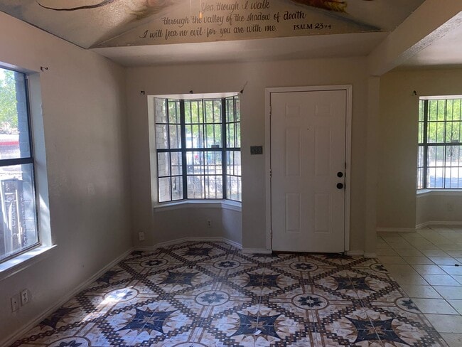 Photo - Near Downtown and PORT SA, BOEING CENTER T...