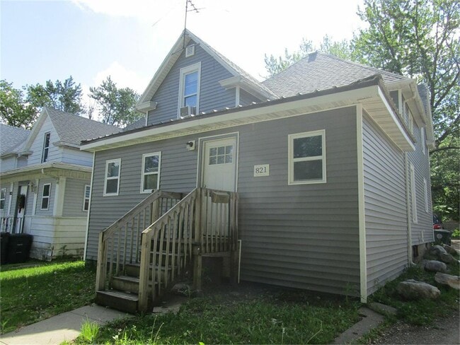 Building Photo - 821 W 1st St Rental