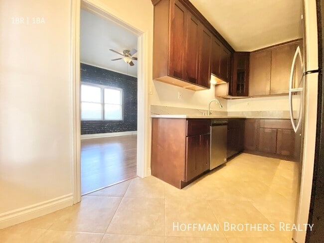 Photo - 800 N Las Palmas Ave Unidad 307