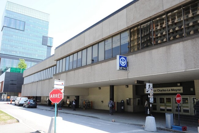 Building Photo - 2061 Rue Saint-Urbain Unit M1