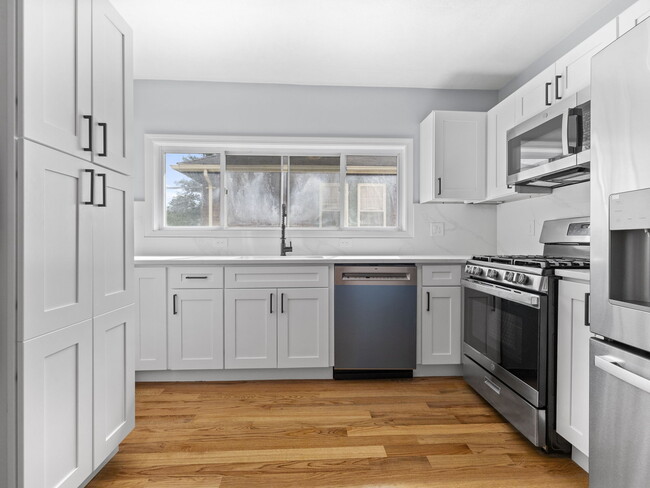 Building Photo - 17 Tesla Ave Unit 2 Rental