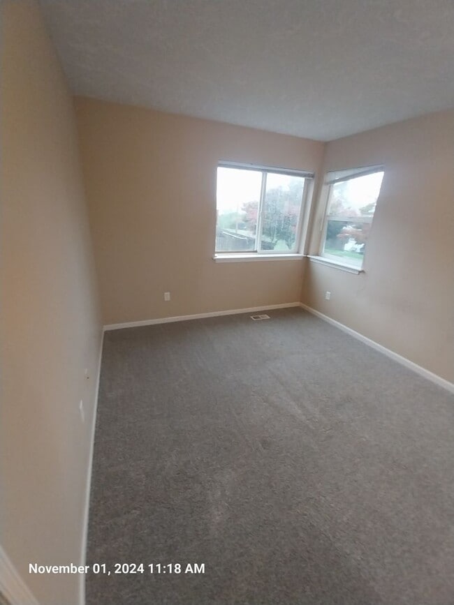 Photo - 467 NW Meadows Dr