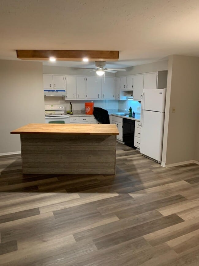 Building Photo - 3400 Wooster Rd Unit 221