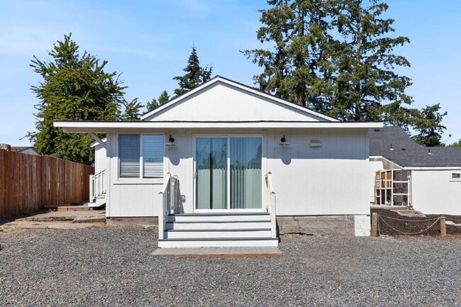 Building Photo - Updated Duplex