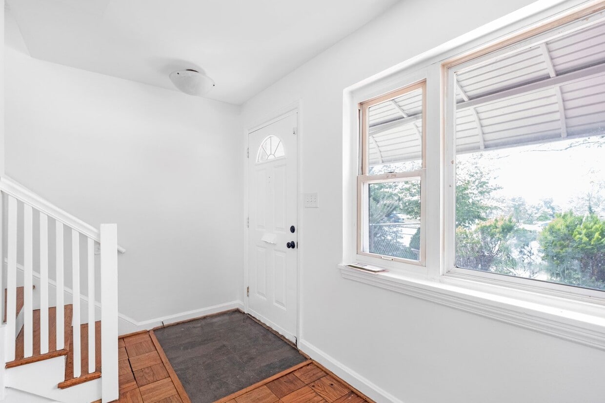 Charming 3 BR/1.5 BA Semi-Detached Home in... - Charming 3 BR/1.5 BA Semi-Detached Home in...