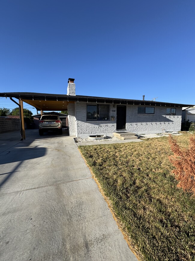 Building Photo - 4206 W Annapolis Dr Unit 2bd/1ba basement apartment