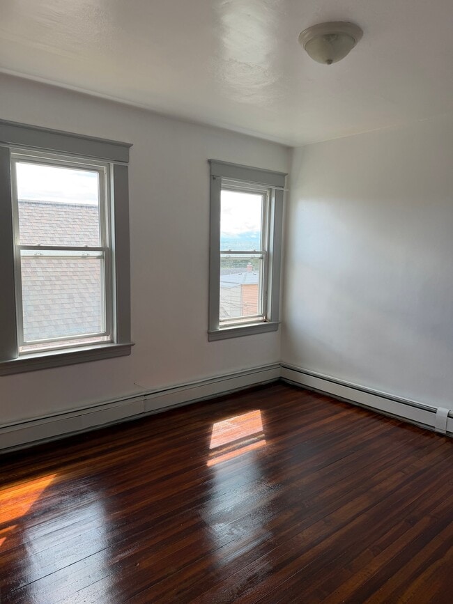 Photo - 219 Bond St Unit Apt