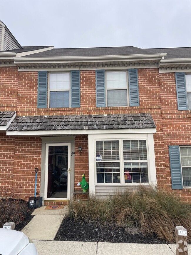 Building Photo - Beautiful 2 Bedroom 1.5 Bath Townhouse in ...