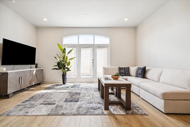 Building Photo - 1112 Columbus St Rental