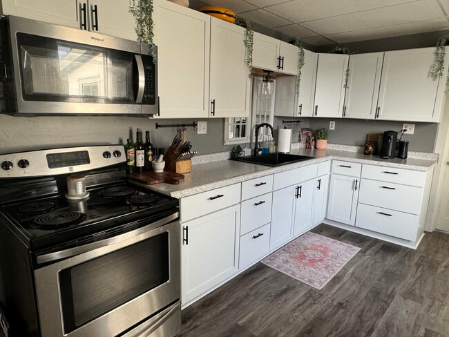 Kitchen - 362 W Scott St Unit Upper